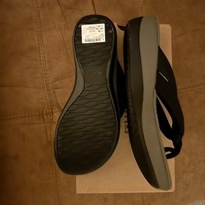 Woman’s Clark sandals black